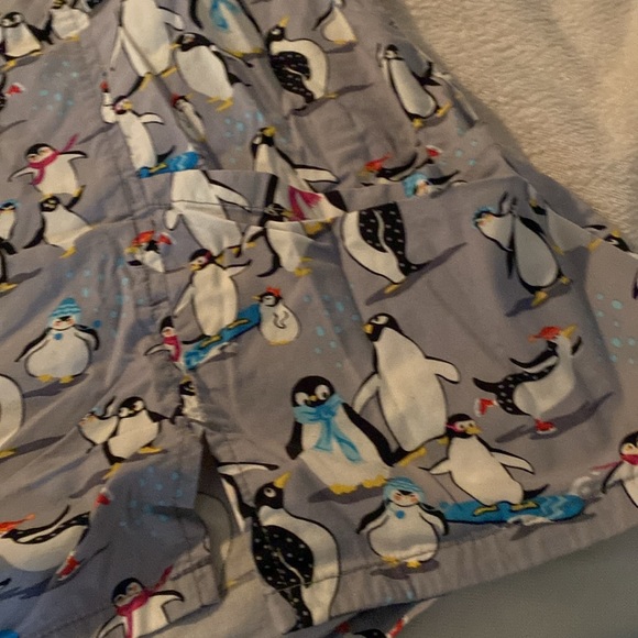 Women’s penguin scrub top size medium - Picture 4 of 6